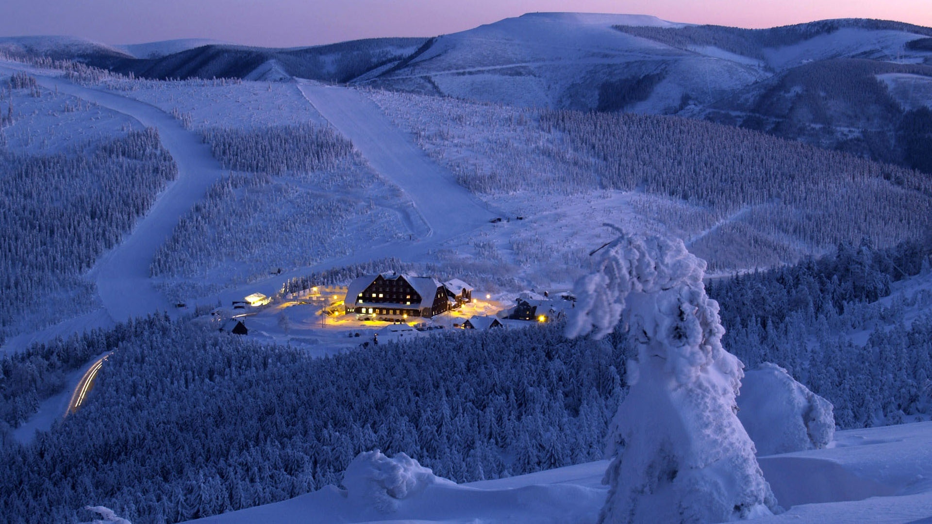 best_winter_skiing_hotels_1920x1080.jpg