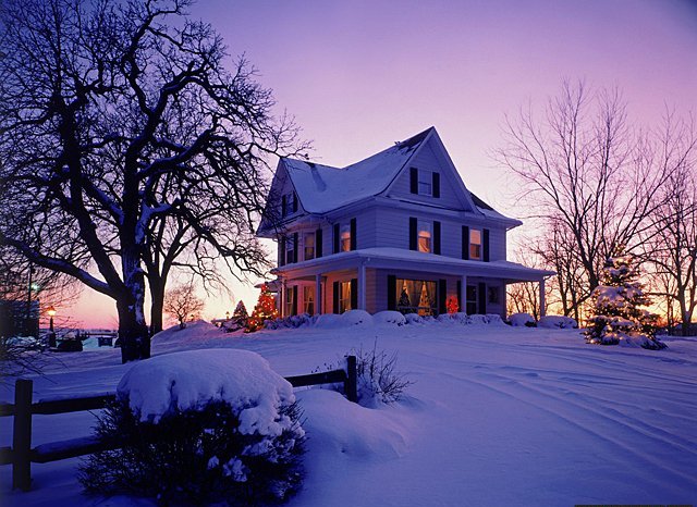 med_VictorianHomeChristmasMiddleton_Wisconsin.jpg