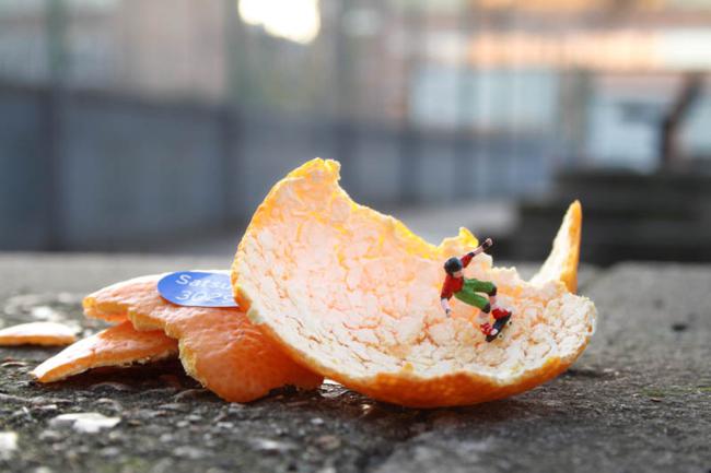 street_art_by_slinkachu_4.jpg