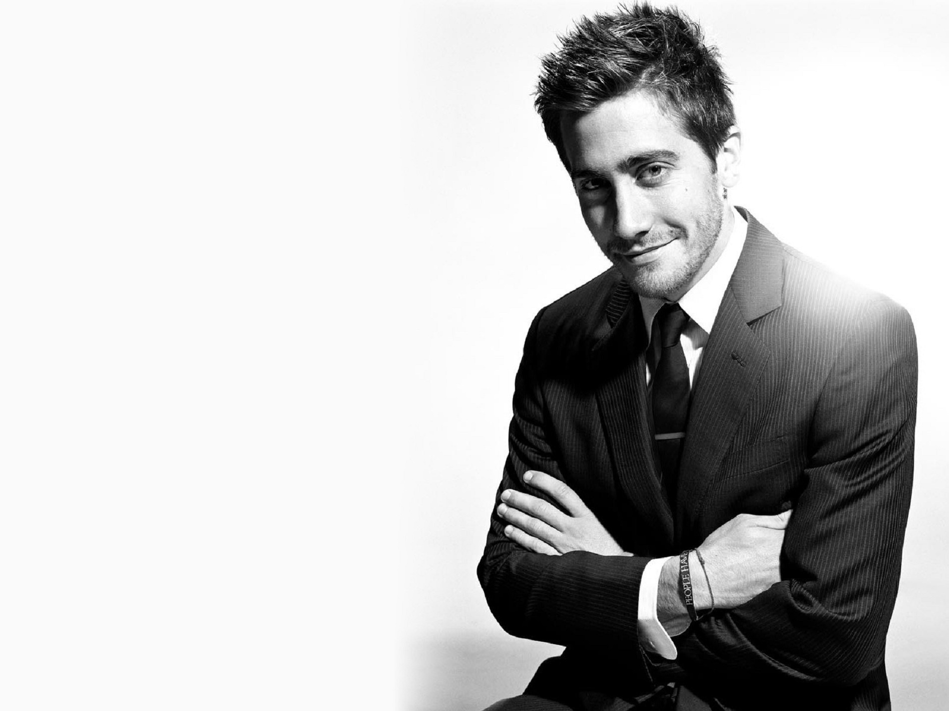 Jake_gyllenhaal_actor_black_white_smile_suit.jpg