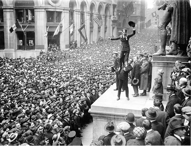 Fairbanks_and_Chaplin__Wall_Street_Rally__New_York_Times__1918.JPG
