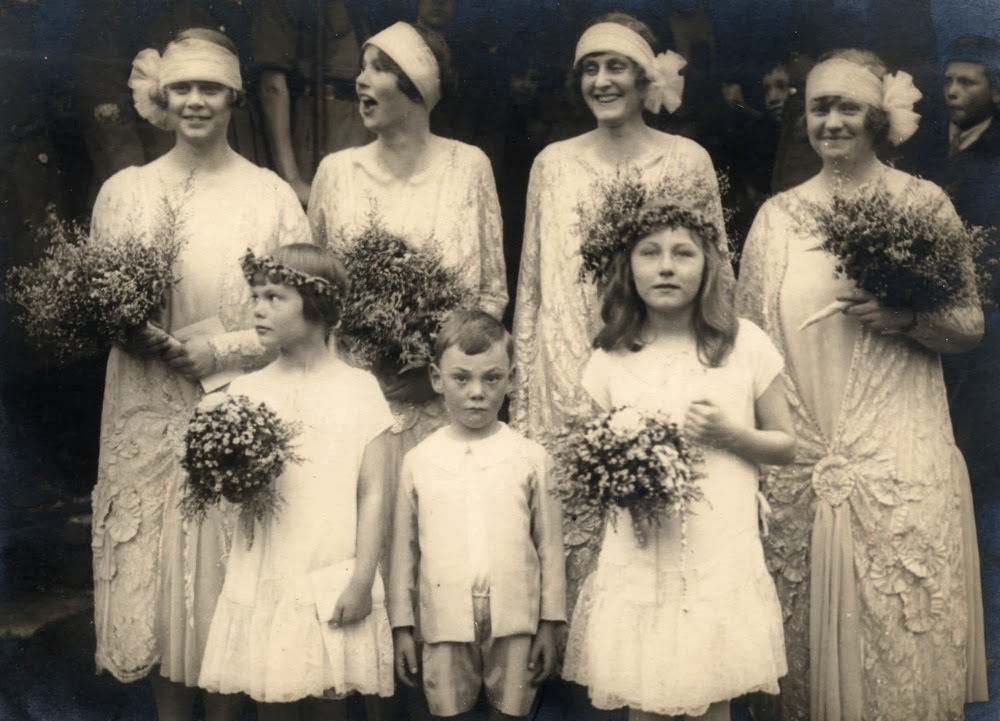 Bridesmaids__flower_girls_and_pageboy_from_a_1920s_wedding.jpg