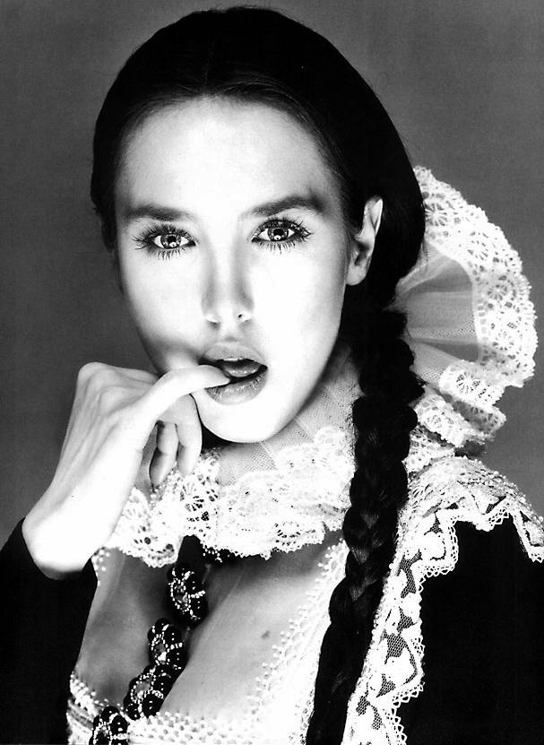 .Isabelle_Adjani_in_Christian_Dior__by_Gianfranco_Ferre__by_Richard_Avedon__1994..jpg