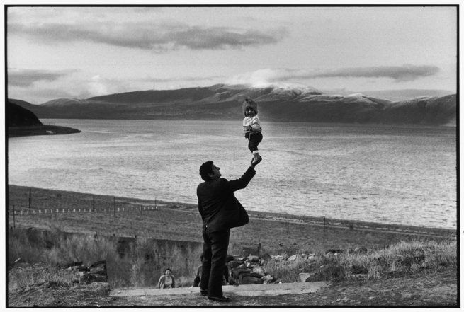 Henri_Cartier_Bresson_UNIONE_SOVIETICA._Armenia._I_visitatori_al_villaggio_sul_lago_di_Sevan._1972.____Henri_Cartier_Bresson.jpg