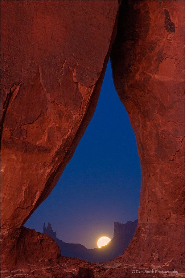 Moonrise_Through_Teardrop_Arch__Utah_Arizona_border_near_Monument_Valley_Navajo_Tribal_Park.jpg