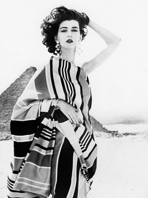 Dovima_by_Richard_Avedon._Great_Pyramids_of_Giza__Egypt__1951.jpg