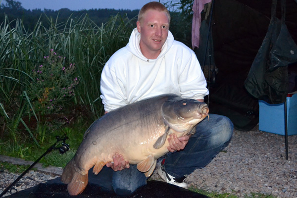 Elphicks_Fisheries_North_Lake_Carp_Fishing_News_Big_Girl_52lb_2oz.jpg