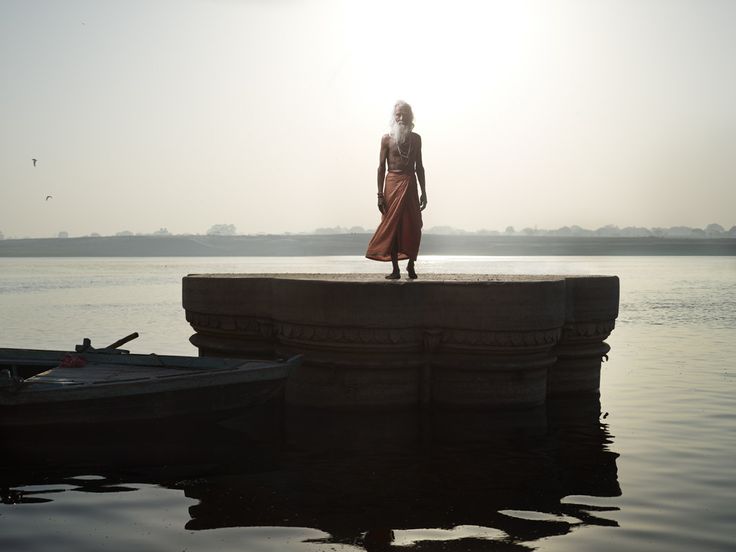 Sunken_temple_in_Varanasi__India.jpg