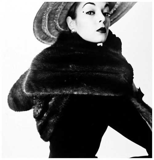 Jean_Patchett_in_a_Dior_fur_scarf._by_Irving_Penn_for_Vogue__1950..jpg