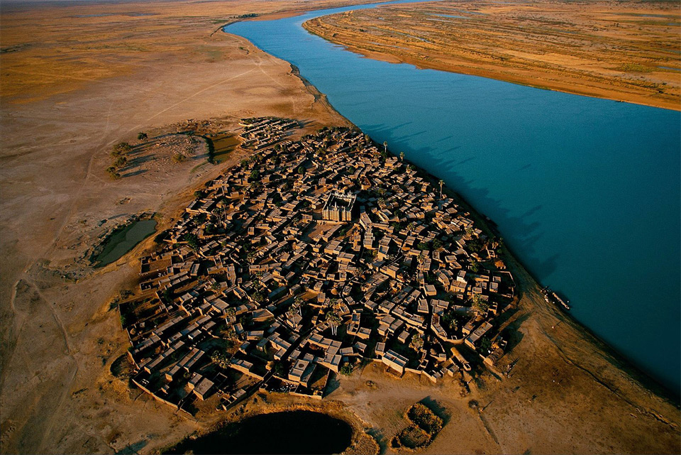 Yann_Arthus_Bertrand._village_on_the_bank_of_the_nigern_river_mali..jpg