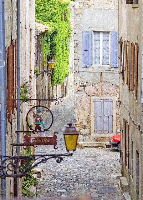 The_historic_Maison_Maynard_alley__in_Lagrasse__Corbieres__Aude__France.jpg