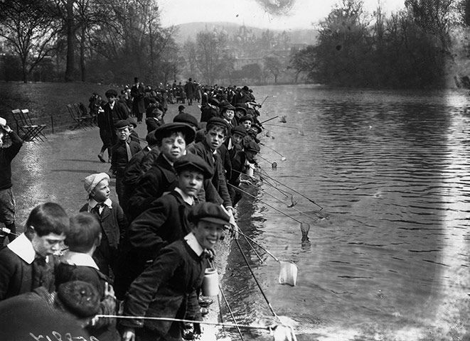 1914__Boys_fishing_in_St_James__s_Park.jpg