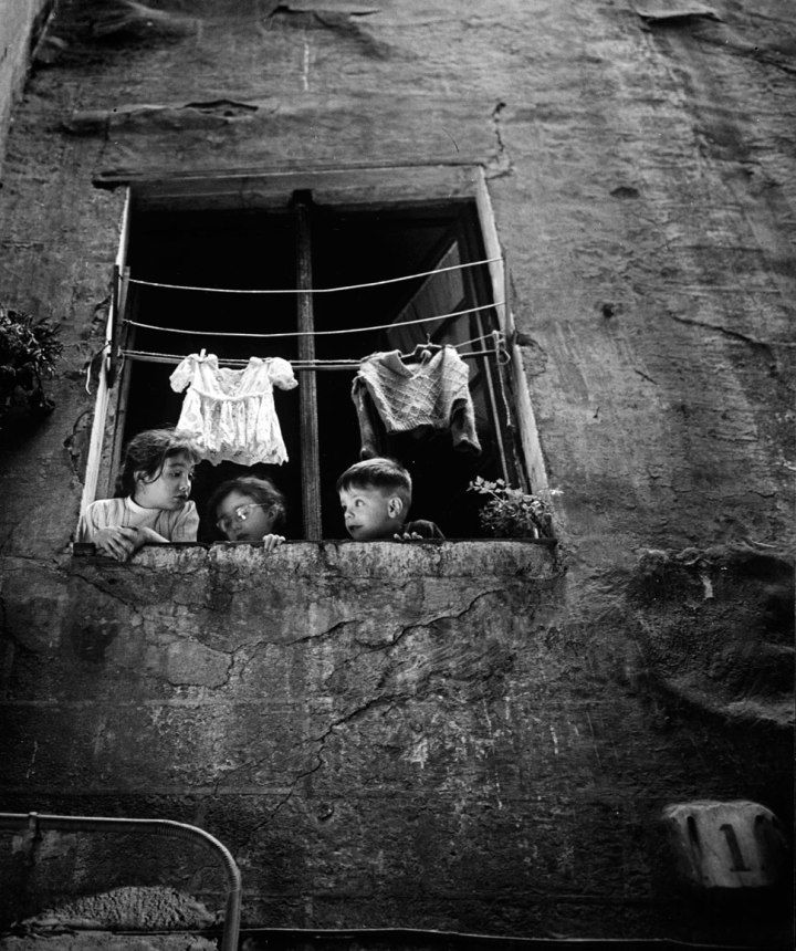 The_innocence_in_the_window__Calle_Semoleres__Barcelona__1965___by_Eduardo_Gageiro__1935___Portuguese.jpg