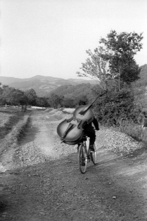 Henri_Cartier_Bresson_Bass_player_on_the_road_Belgrade_Kraljevo__to_play_at_a_village_festival_near_Rudnick_Yugoslavia__1965.jpg