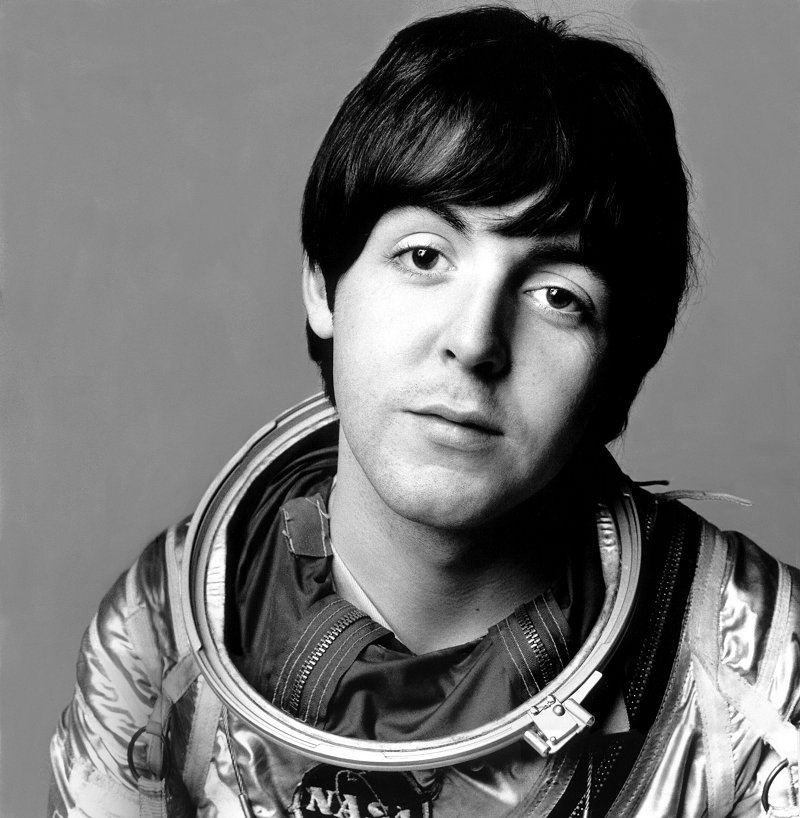 Paul_McCartney_in_a_Mercury_Space_Suit_by_Richard_Avedon.jpg