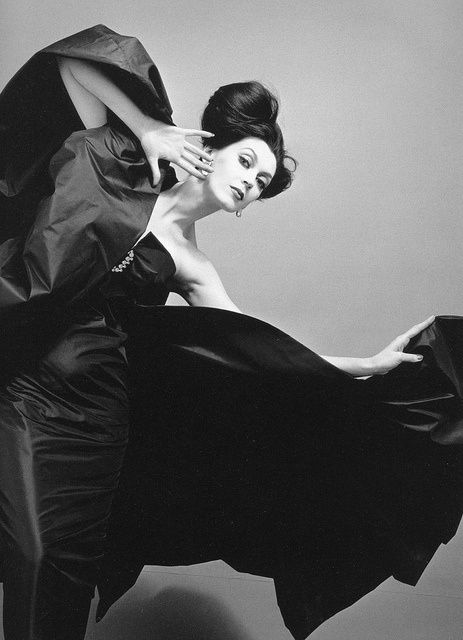 Dovima_in_a_dress_by_Veneziani._New_York__August_1958._by_Richard_Avedon..jpg