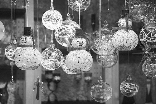 43066_Black_And_White_Glass_Ornaments.jpg