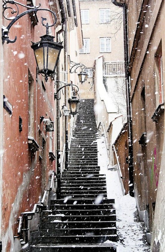 Snow_in_Warsaw_Old_Town.jpg