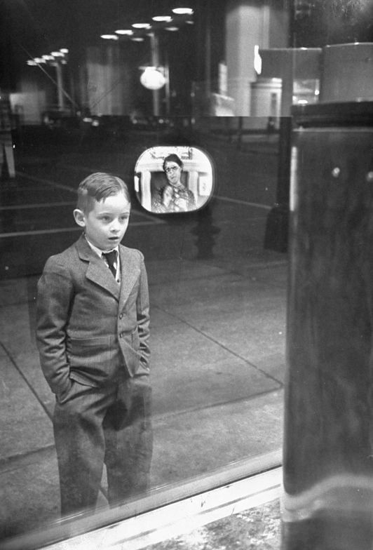 Boy_watches_TV_in_an_appliance_store_window__New_York_City__1947__a_photo_by_Ralph_Morse.jpg