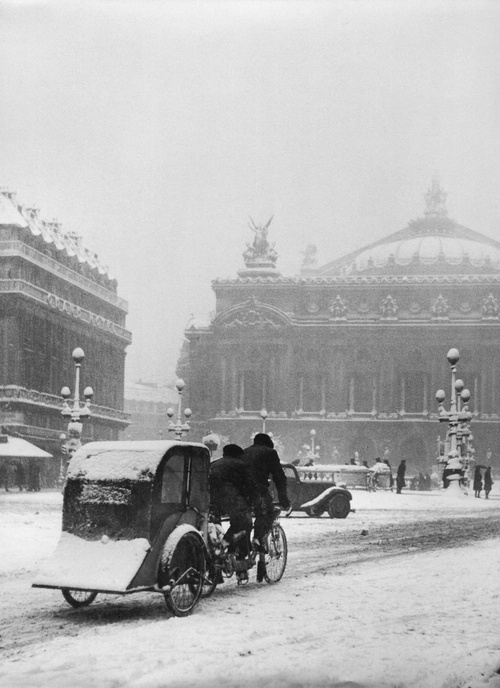Rickshaw_taxi__Avenue_de_L___opera__1942___by_Robert_Doisneau.jpg