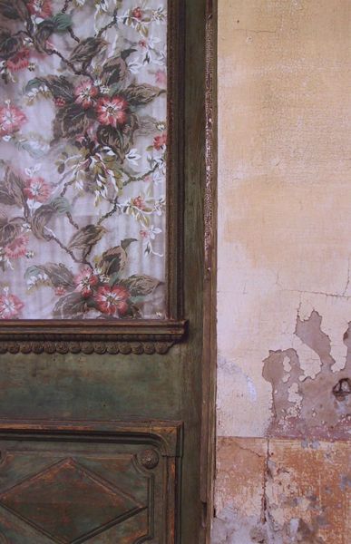 Saul_Leiter__1959._A_door_in_Harlem..jpg