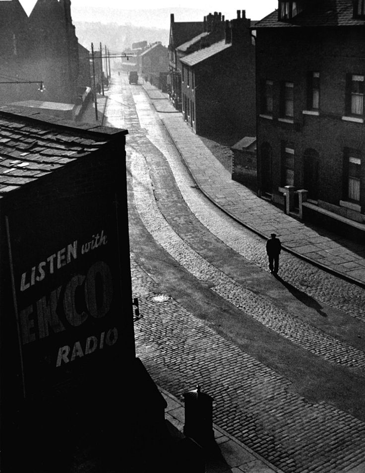 Wolfgang_Suschitzky_Sunday_Morning__Oldham__1946_From_I_am_a_lucky_man.jpg