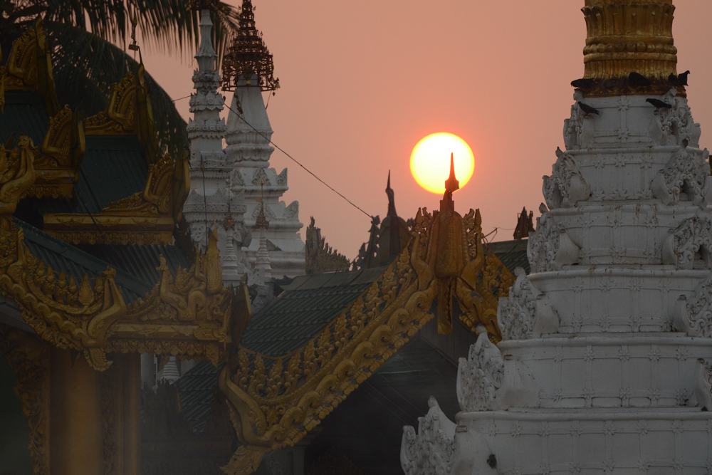 Shwedagon_Pagoda___Morning_Rise.jpg