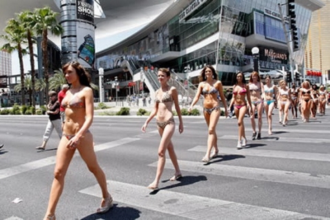 2010_11_01_15_22_22_3_bikini_girls_are_freely_strolling_the_streets.jpeg