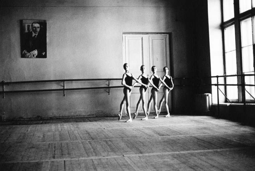 arthur_elgort_ballet_black_and_white_friends_girls_Favim.com_284343.jpg