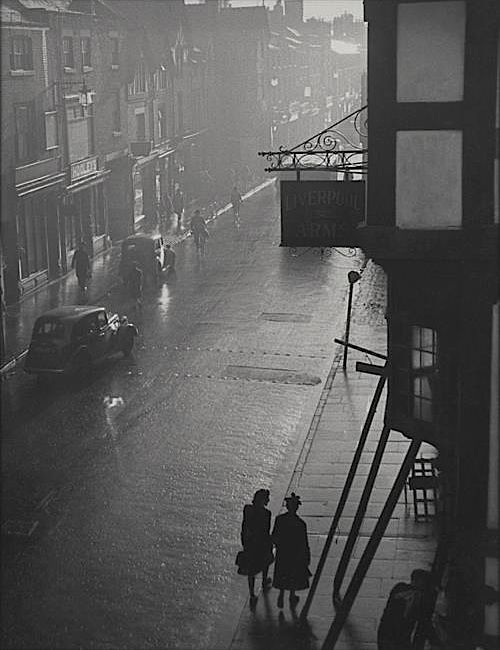 Edward_Chambre_Hardman___Rainy_Day_in_Chester__1947.jpg