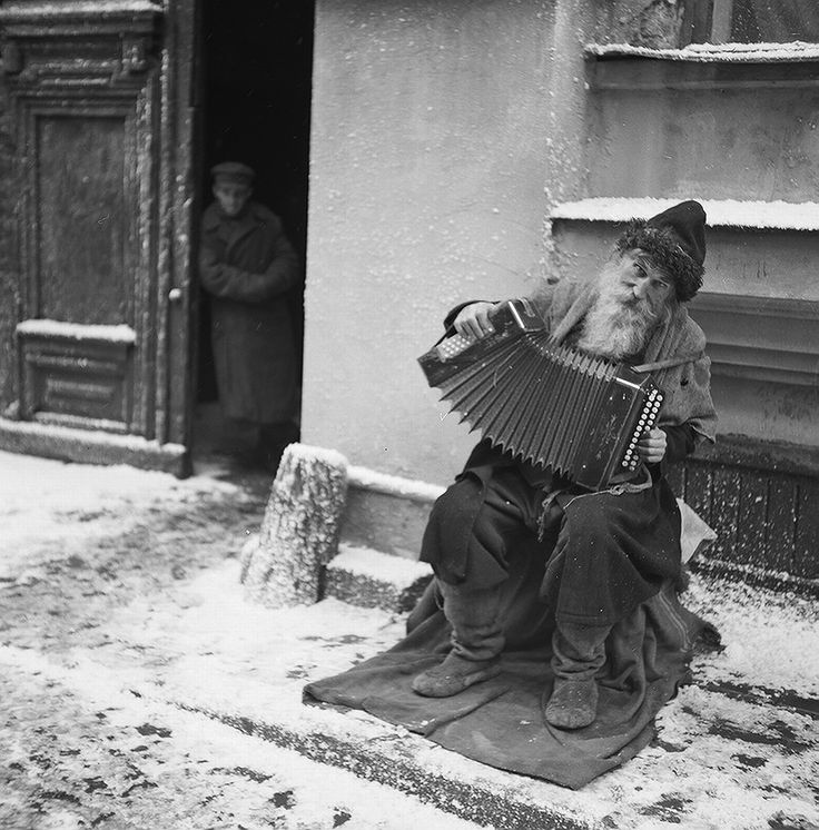 Russian_street_musician_playing_an_accordion.jpg