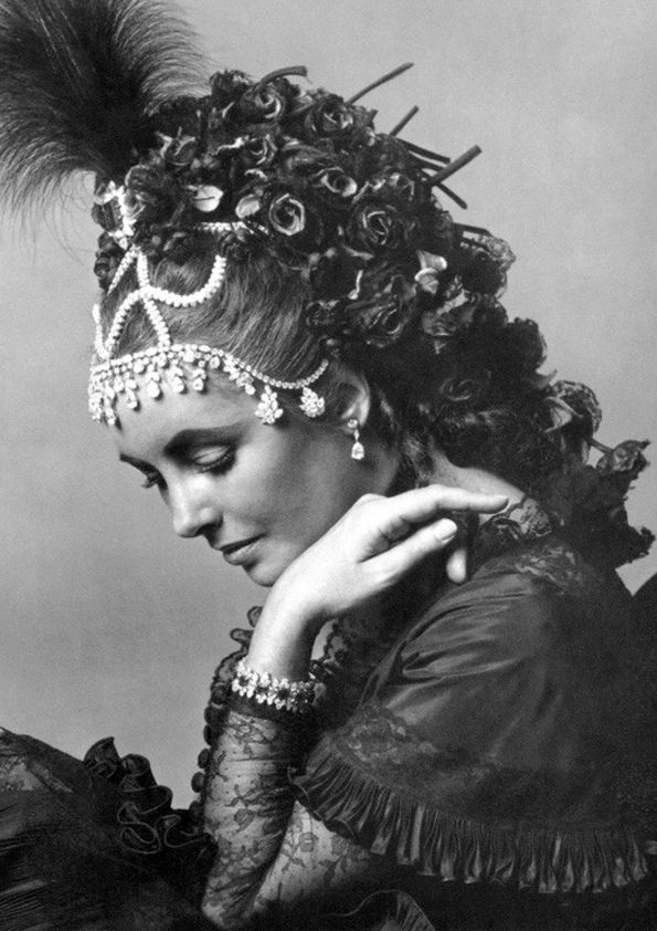 Elizabeth_Taylor_photographed_by_Cecil_Beaton_at_the_Rothschild_Bal_Proust__1971..jpg