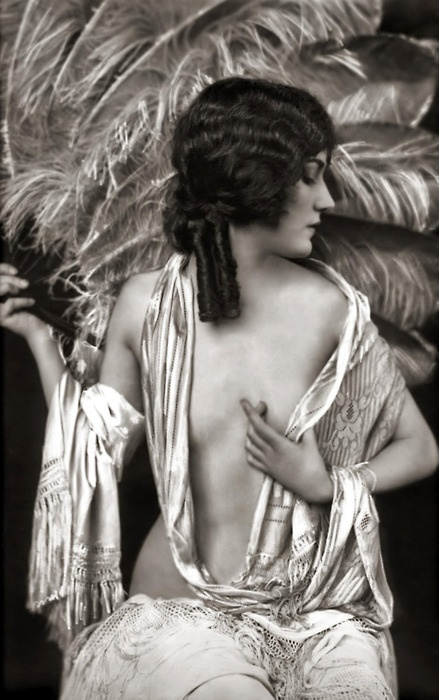 Gloria_Swanson__1920s.jpg