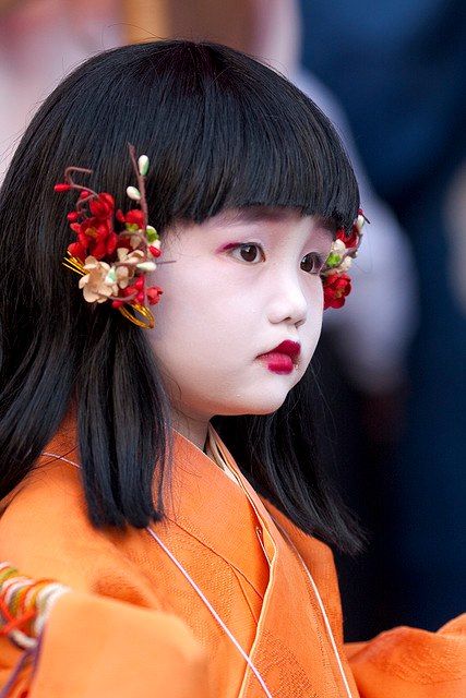 Japanese_girl_in_traditional_dress..jpg