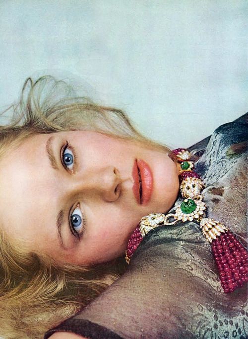 Dominique_Sanda._Vogue__November_1971._by_Richard_Avedon..jpg