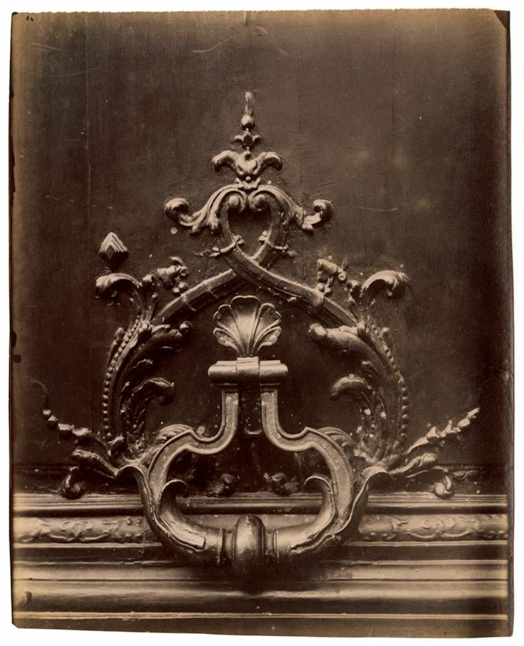 Door_knocker__H__tel_de_Chateaubriand__120__rue_de_Bac__Paris___1902_03___Photo_by_Eug__ne_Atget.jpg