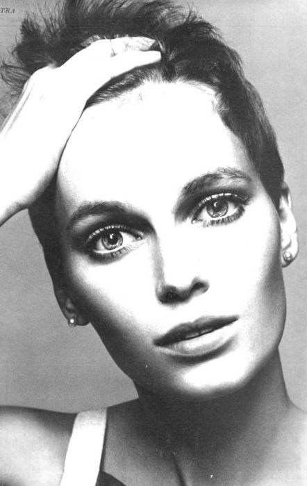 Mia_Farrow__by_Richard_Avedon.jpg