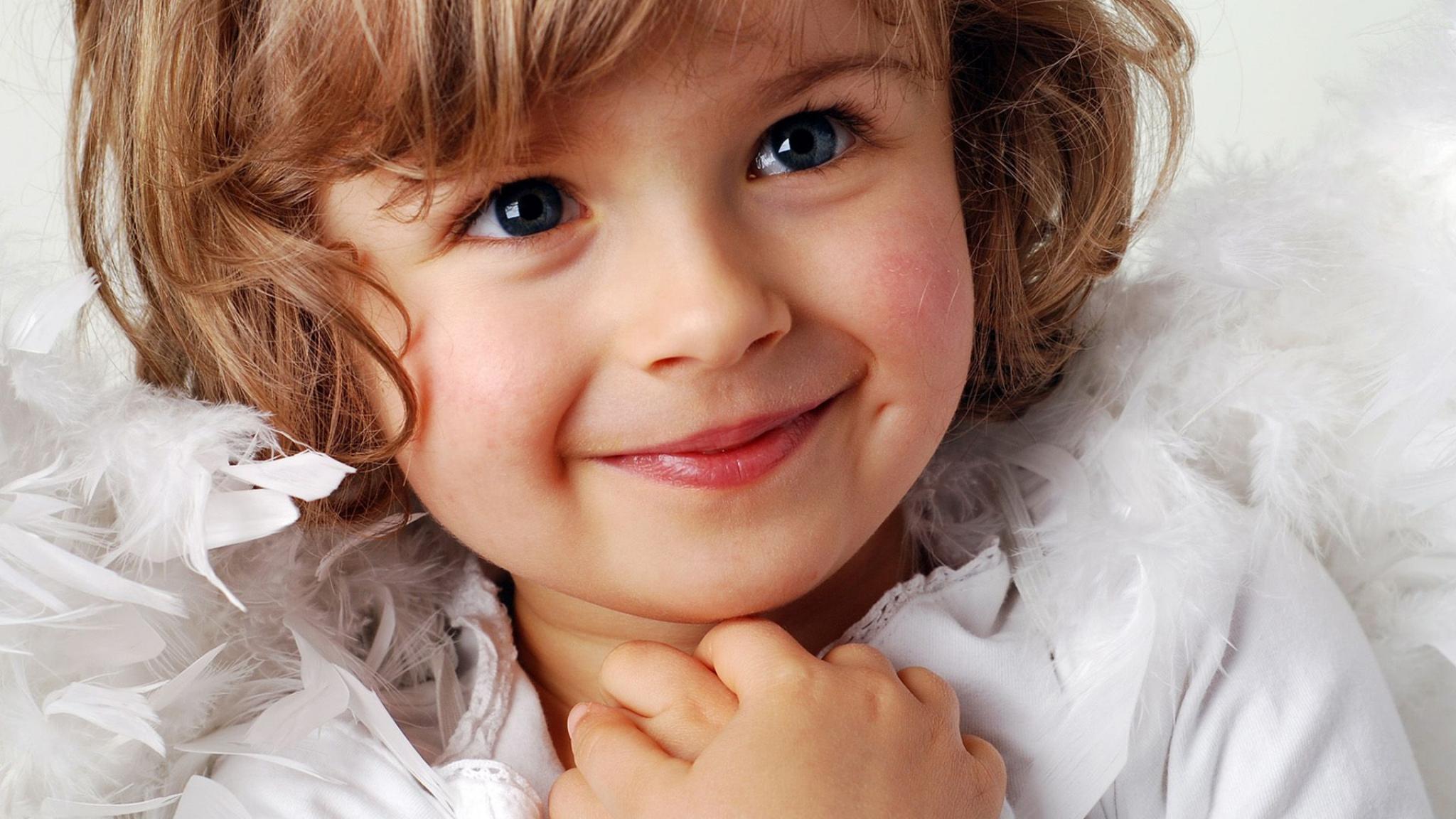 7041632_little_girl_cute_face.jpg