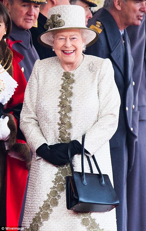 The_Queen_smiles_as_the_Mexican_couple_arrive_a_157_1425394067631.jpg
