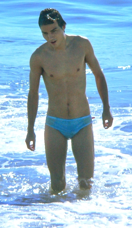 Young_man_in_swimwear__1030790_.jpg