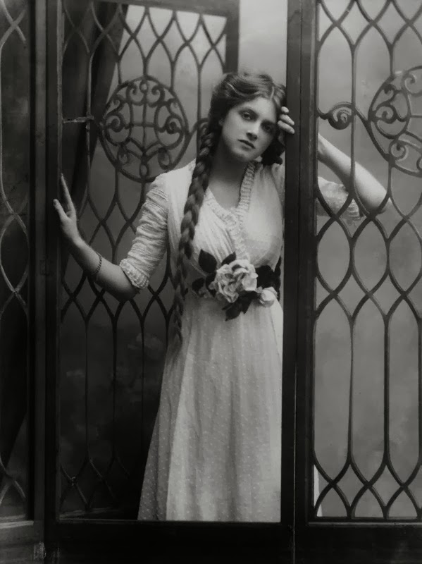 Gladys_Cooper_by_Alexander_Bassano.jpg