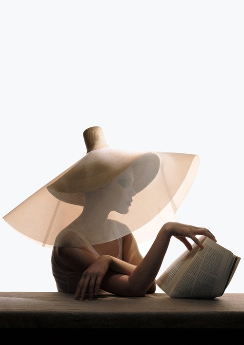 Yohji_Yamamoto_straw_hat_with_clear_plastic_overlay._VOGUE__2004_photo_by_Irving_Penn.jpg