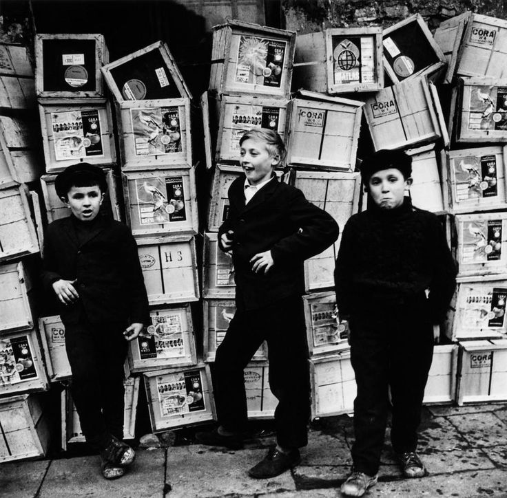 Photo_by_Antanas_Sutkus__Oranges_from_Morocco___Vilnius__Lithuania__1975.jpg