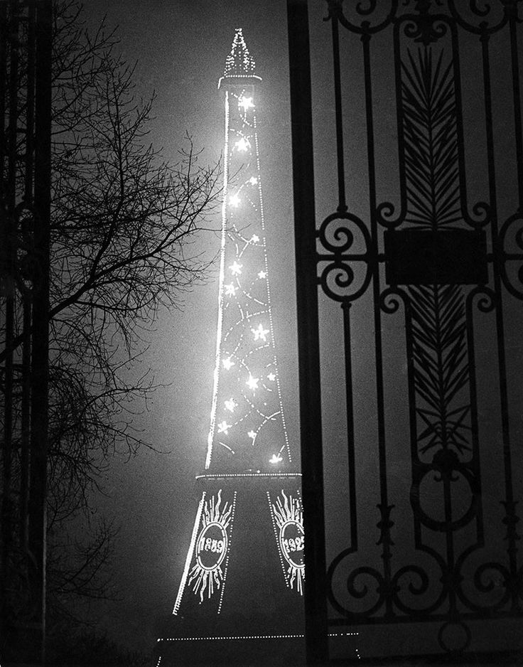 The_Eiffel_Tower__1932.jpg