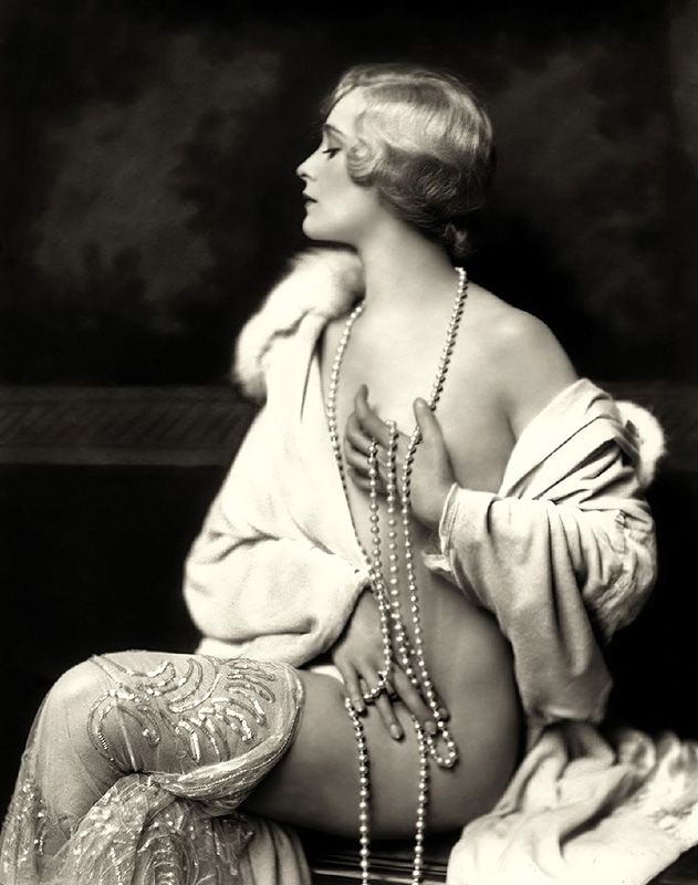 Portrait_of_Ziegfeld_Follies__Girl_of_1920.jpg