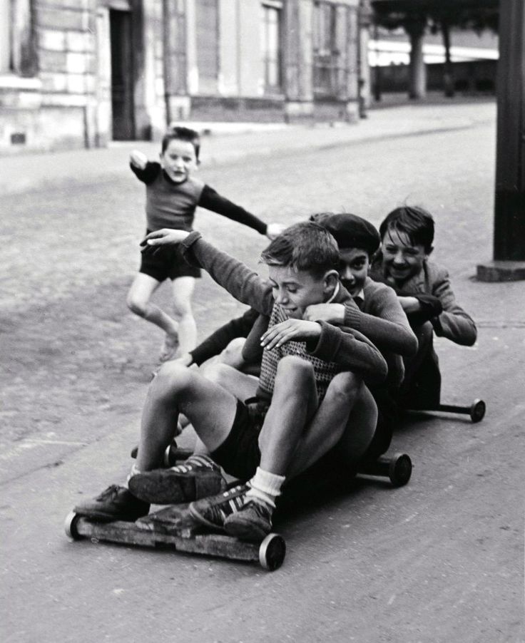 Sabine_Weiss_Untitled__Paris__1952_From____Sabine_Weiss_Photographie_aus_f__nf_Jahrzehnten___.jpg