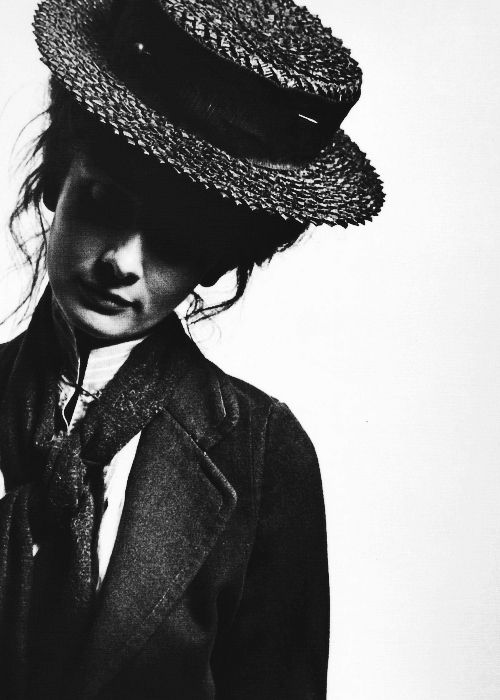Audrey_Hepburn_photographed_by____Cecil_Beaton__1963..jpg