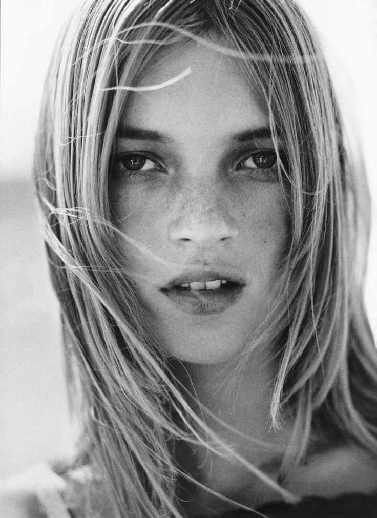 Kate_Moss_photographed_by_Mario_Testino..jpg