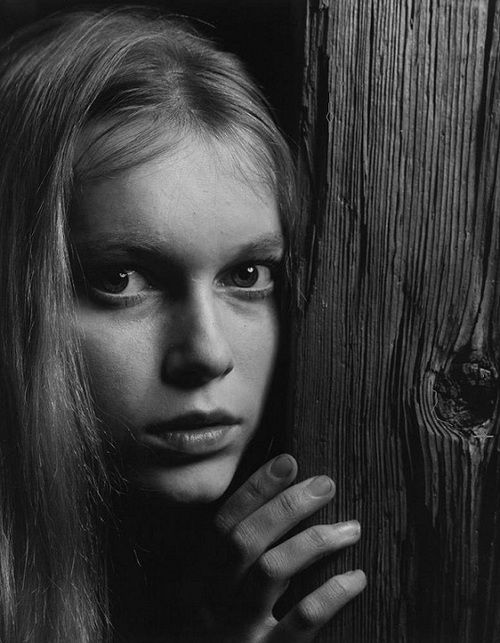 Mia_Farrow__1964._Photo_by_Philippe_Halsman..jpg