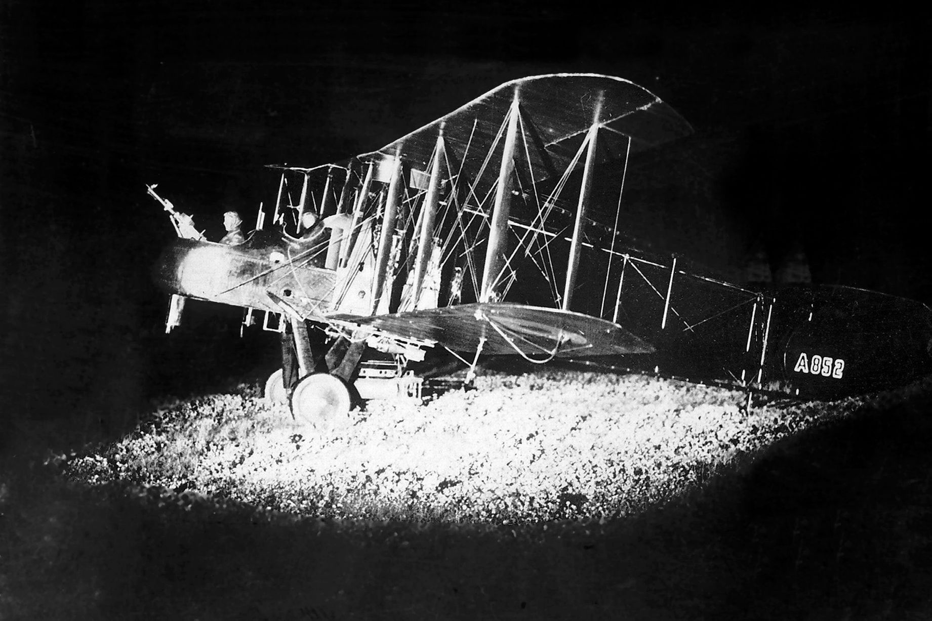 World_War_One_British_bi_plane_bomber.jpg